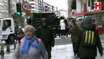 Kırmızı ışıkta bekleyen halk otobüsüne lüks cip çaptı