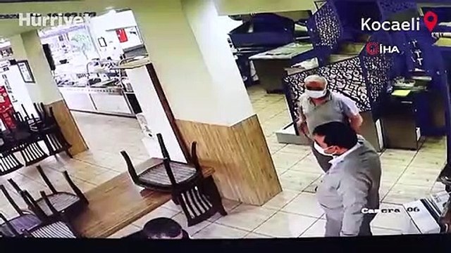 Kontrolden çıkan otomobil çarptığı yaya ile birlikte restorana böyle daldı