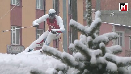 Kar yağışı sonrası çıkan solucanlar ilgi odağı oldu