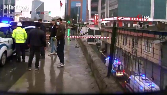 Panelvan araç köprüde kaza yaptı, içindekiler köprüden aşağıya düşerek yaralandı