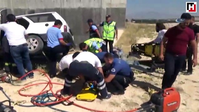 Otomobil köprülü kavşağın beton ayağına çarptı