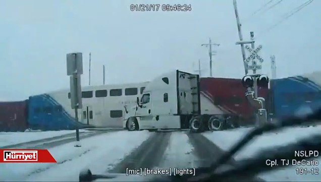 Tren hemzemin geçitte TIR'ı böyle biçti