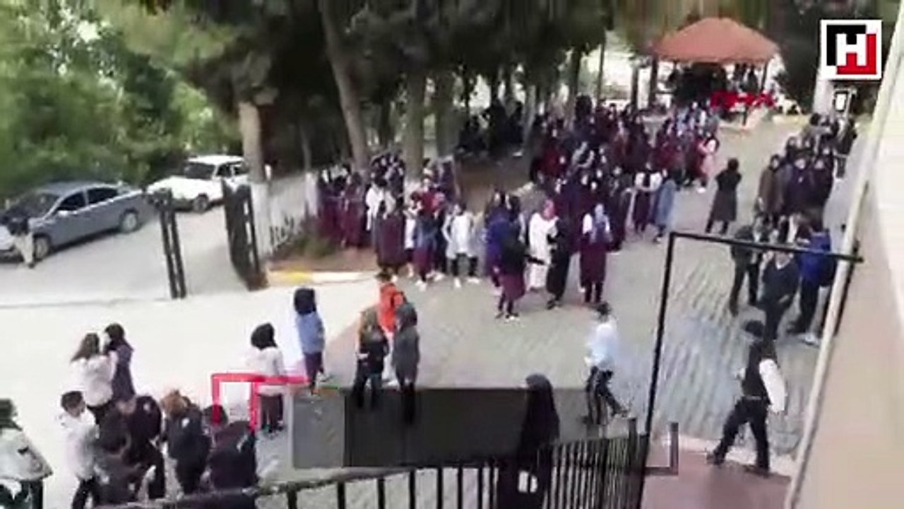 Okulda lavaboya dökülen kimyasal maddeler patladı