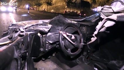 Otomobil kamyonla çarpıştı: Ölü ve yaralılar var