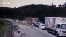 Rusya'da kamyon 4 aracı kağıt gibi ezdi