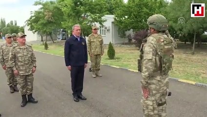 Bakan Akar ve komutanlar sınırda