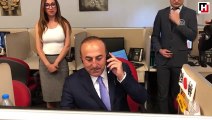 Bakan Çavuşoğlu Konsolosluk Çağrı Merkezi'nde telefonları yanıtladı