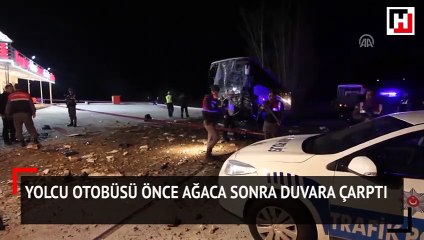 Yolcu otobüsü önce ağaçlara sonra istinat duvarına çarptı: Ölü ve yaralılar var