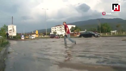 5 dakika etkili olan sağanak ve dolu yolları göle çevirdi