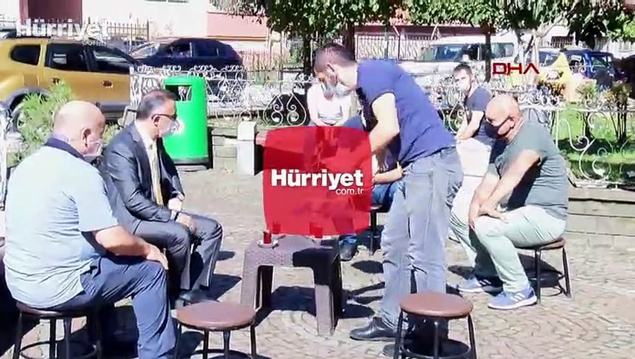 Sokağa inen validen uyarı: Masa tabure sohbetlerinde virüs yayılıyor