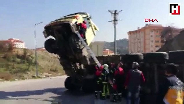 Tomruk yüklü TIR şaha kalktı