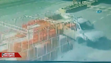 Kamyonetlerin kazası güvenlik kamerasında