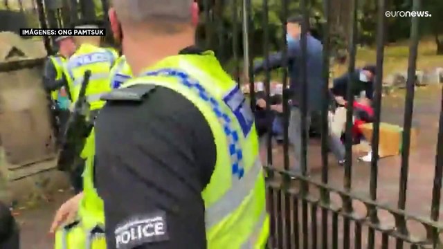 Funcionarios chinos golpean a un manifestante en el consulado de China en Manchester