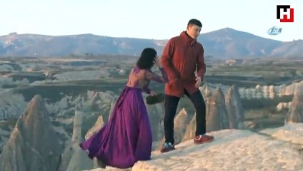 Yüzlerce kişinin önünde erkek arkadaşını böyle tokatladı