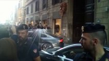 L'auto di Berlusconi lascia la sede di Fdi dopo l'incontro con Meloni