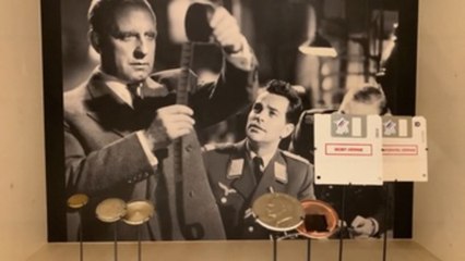 Una exposición "Top secret" indaga en París sobre el mundo del cine de espías