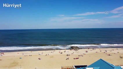 New Jersey plajında sosyal mesafeli güneşlendiler