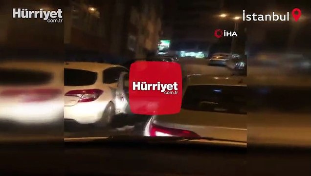 Hastane personelinin olduğu servis aracına sopalı saldırı kamerada
