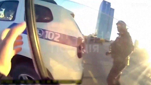 شاهد: الشرطة الأوكرانية تطلق النار بالبنادق على الطائرات المسيرة الإيرانية