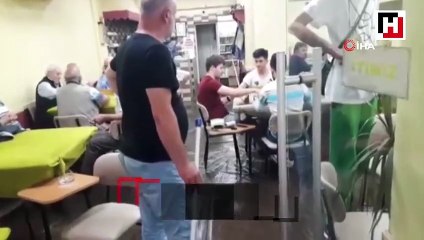 Kıraathaneyi sel bastı, oyuna devam ettiler