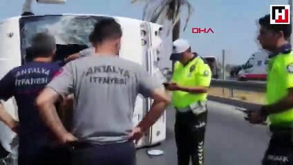 Manavgat'ta tur midibüsü devrildi