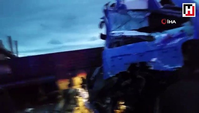 Konya'da kamyon ile tır kafa kafaya çarpıştı