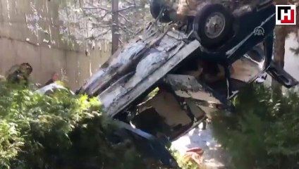 Kaza yapan otomobil tarihi erzak küpünü parçaladı