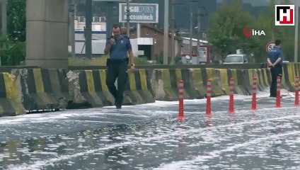 Yağmur yağınca yol köpürdü, gören şaştı kaldı