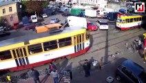 Tramvay yoluna park edince trafiği saatlerce felç etti
