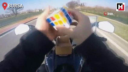 Motosiklet üzerinde rubik küp çözdü