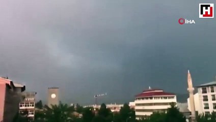 Düşen yıldırım evi kül etti