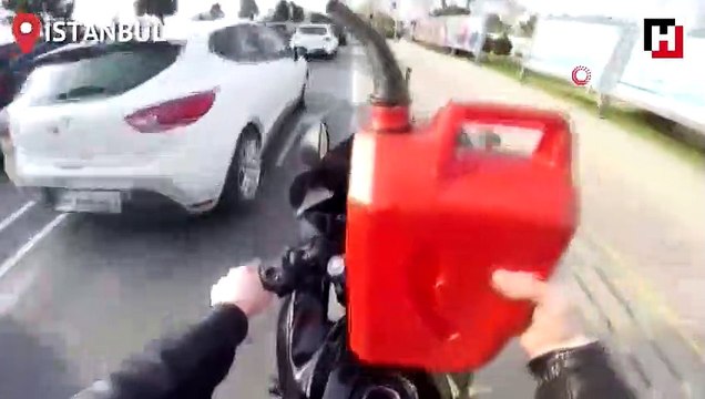 Maltepe sahil yolunda motosikletli maganda seyir halinde deposuna benzin doldurdu