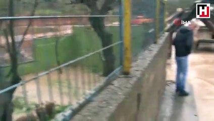 Maltepe'de aşırı yağış: Araçlar güçlükle ilerliyor