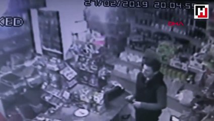 Oyuncak silahla oynarken soyguncular marketi bastı