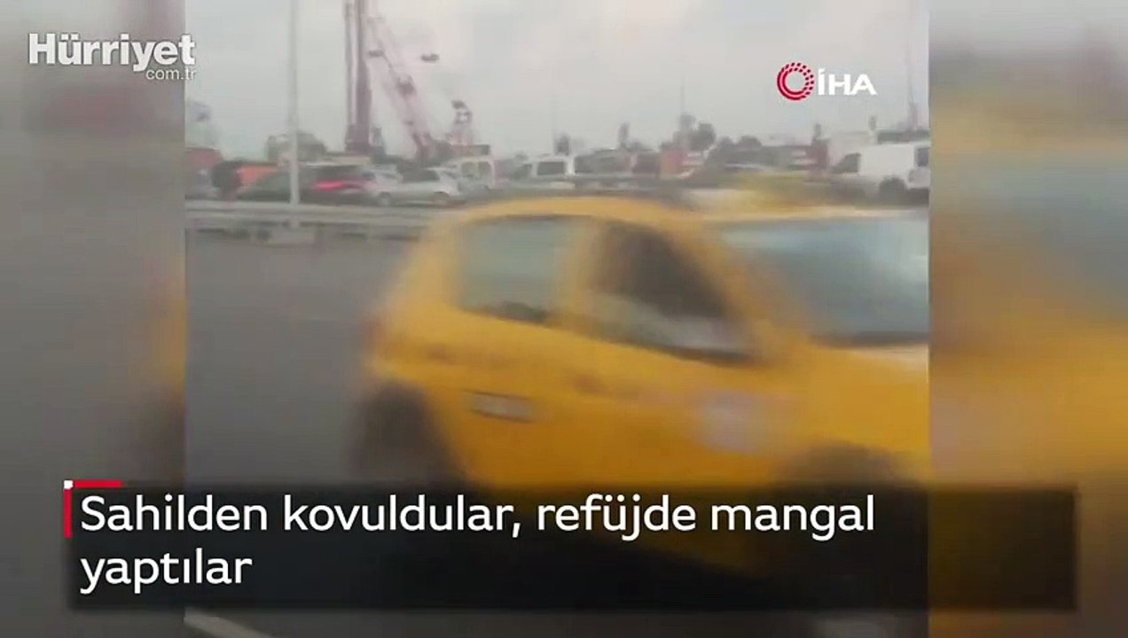 Sahilden kovuldular, refüjde mangal yaptılar