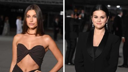 Video herunterladen: Selena Gomez and Hailey Bieber squash rumors of a feud by posing together for viral photo