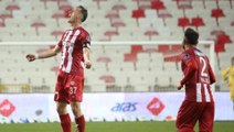 Sivasspor, sahasında Giresunspor'u 3-0 mağlup etti