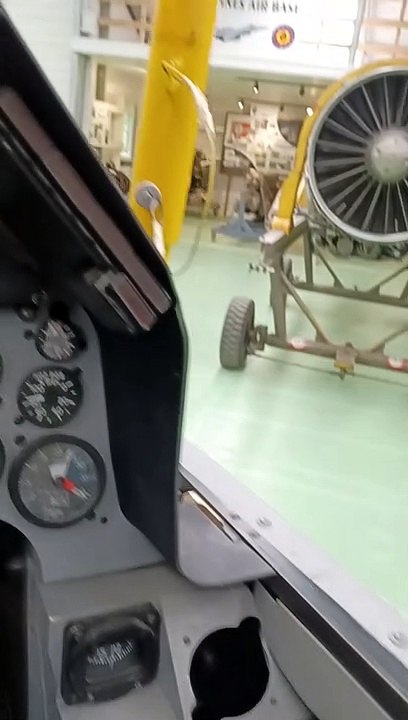 Eric : petit tour du cockpit du F16 block 10 du musée Spitfire de Florennes