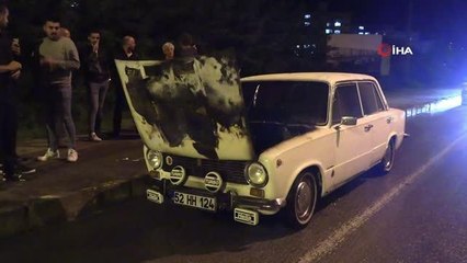 Seyir halindeki otomobil yanarak kullanılamaz hale geldi