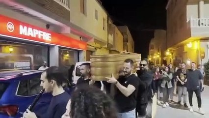 Fran, vestido de Darth Vader, este jueves 13 de octubre, pidiendo matrimonio a su novia, Noemí.