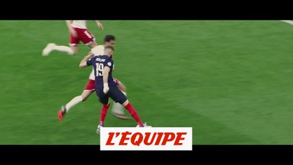 Скачать видео: Karim Benzema sacré Ballon d'Or France Football 2022 - Foot - Ballon d'Or