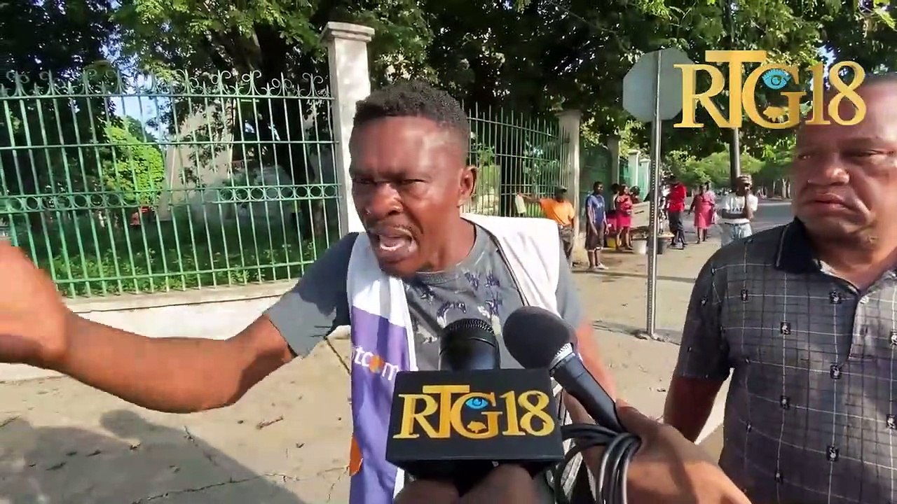 Premye minis Ariel Henry depoze yon jèb flè MUPANAH nan memwa anperè Jean-Jacques Dessalines.