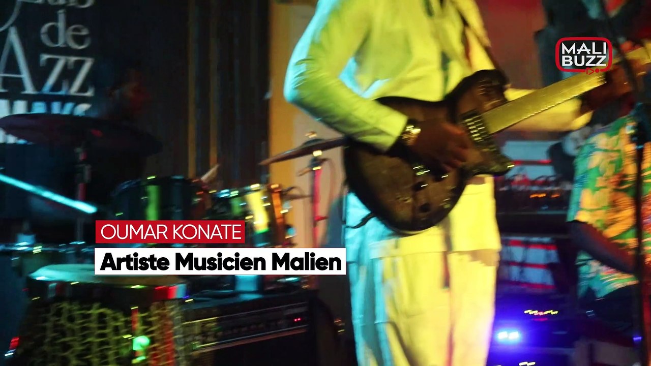 Le guitariste OUMAR KONATE en prestation Live au Club de Jazz de Bamako