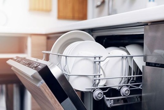 Économies d’énergie : cette erreur que l’on commet tous avec le lave-vaisselle et qui fait bondir la consommation d’électricité de 45 %