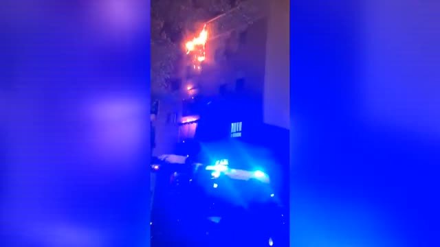 Angustioso rescate de una familia atrapada en el incendio de su vivienda en Madrid
