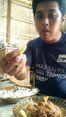 Makan nasi sayur daun kelor lauk kepla ayam