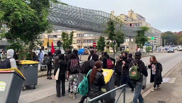 Manifestation de jeunes devant le lycée Bréquigny à Rennes mardi 18 octobre dans le cadre de l'appel à la grève générale de la part d'une intersyndicale pour la hausse générale des salaires et pour protéger le droit de grève