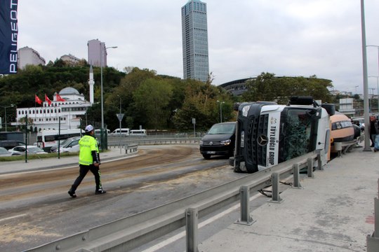 Sarıyer'de beton mikseri devrildi