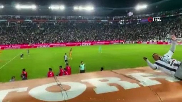 Galibiyete sevinen taraftar tribünden yedek kulübesine atladı!