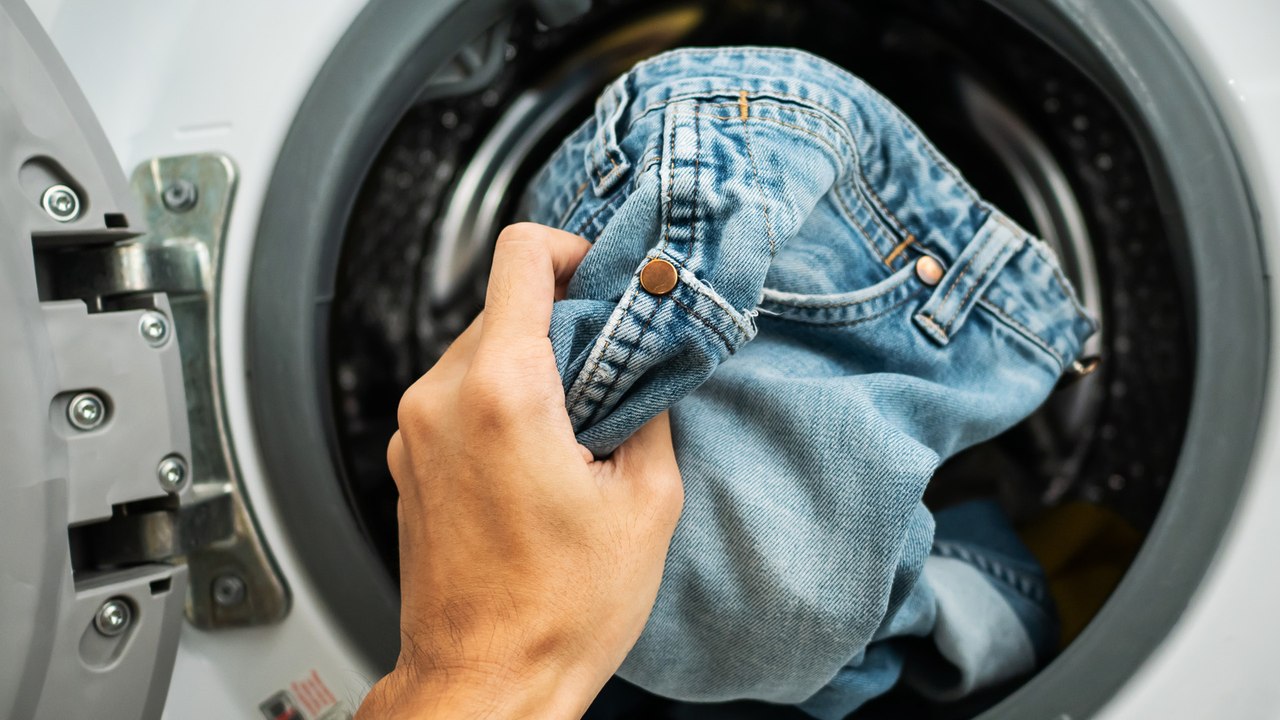 Ausgeleiert: Kann ich meine Jeans enger waschen?